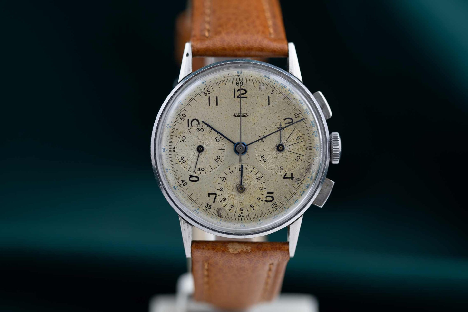 Jaeger Chronograph Tri-compax Vintage - Cal. Universal 287 Relógio de pulso vintage com mostrador bege, caixa metálica prateada e bracelete de couro castanho