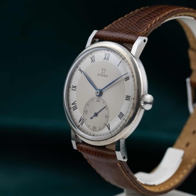 Relógio de pulso Omega com caixa metálica prateada e bracelete castanha em couro