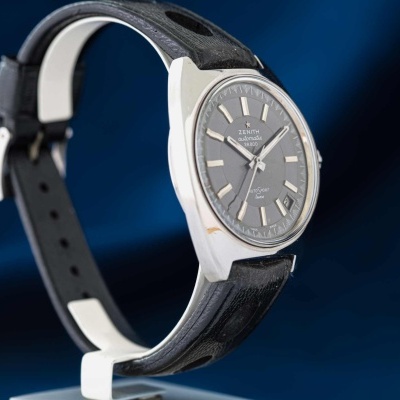 Relógio Certina prateado com bracelete preta em fundo azul