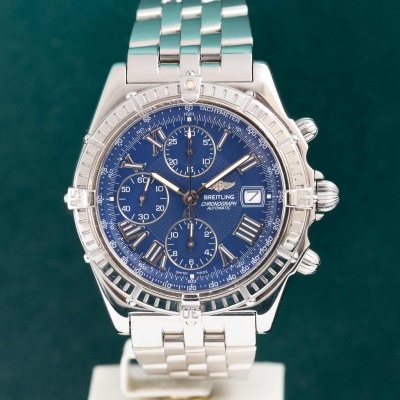 Relógio Breitling em aço inoxidável com mostrador azul e bracelete metálica