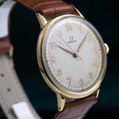 Relógio Omega com caixa dourada e pulseira castanha