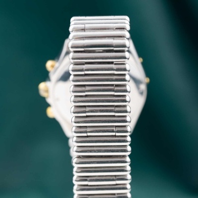 Bracelete prateada de relógio com elos cilindricos