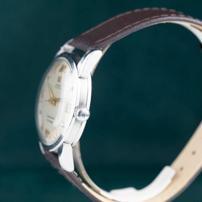 Relógio de pulso com bracelete de pele castanha e mostrador branco