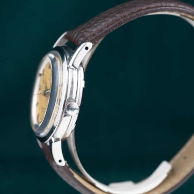 Relógio de pulso com caixa metálica e bracelete castanha de couro