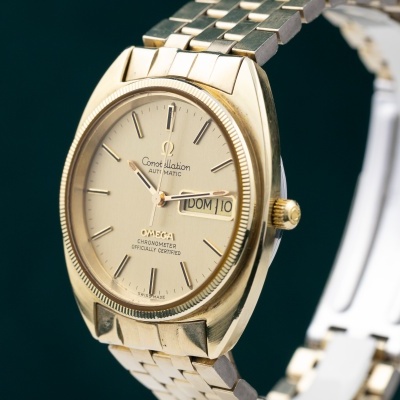 Relógio Omega Constellation automático dourado com bracelete metálica e visor de data