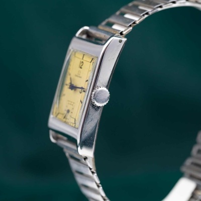 Relógio de pulso vintage com caixa metálica retangular e bracelete prateada