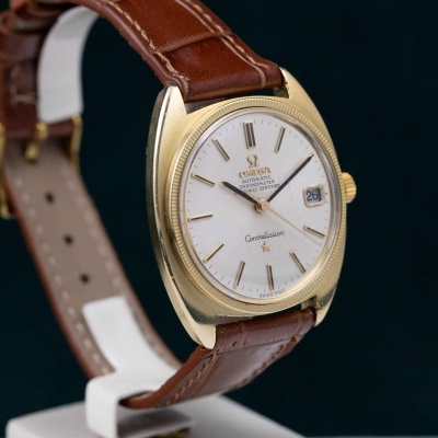 Relógio Omega Constellation dourado com bracelete castanha