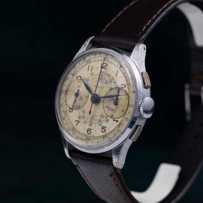 Relógio de pulso vintage com mostrador bege e bracelete castanha