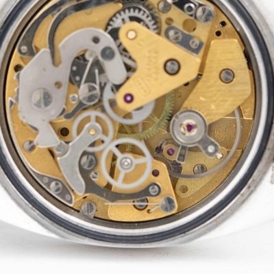 Mecanismo interno de relógio com engrenagens douradas e prateadas