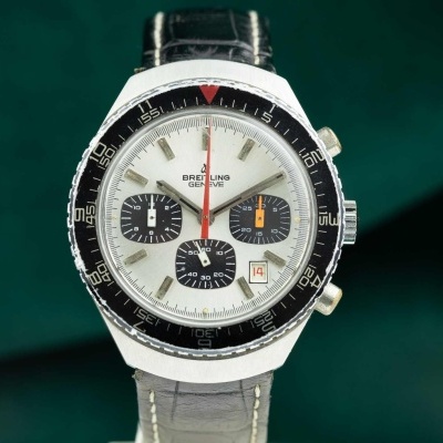 Relógio Breitling prata com mostrador branco e submostradores pretos, pulseira preta de couro