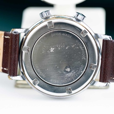 Relógio com bracelete de couro castanho e bege, caixa traseira metálica redonda