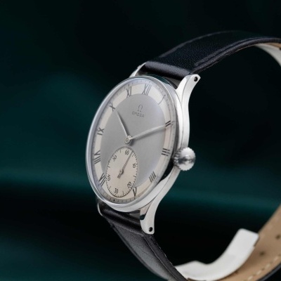 Relógio de pulso clássico prateado com bracelete preta