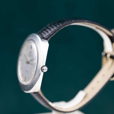 Relógio de pulso com caixa metálica prateada e correia preta