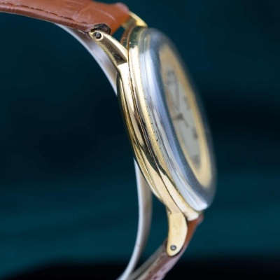 Relógio analógico dourado com bracelete castanha em pele