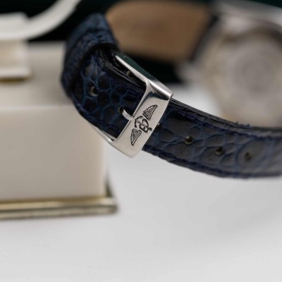 Pulseira de relógio azul em pele com padrão crocodilo e fecho prateado com logo