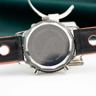 Relógio desportivo com bracelete preta em couro e traseira metálica gravada