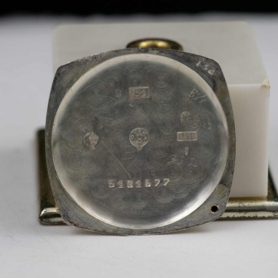 Fundo metálico circular de caixa de relógio com números gravados