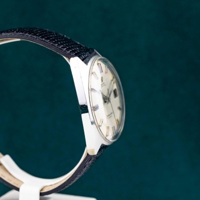 Relógio de pulso com mostrador branco e bracelete preta