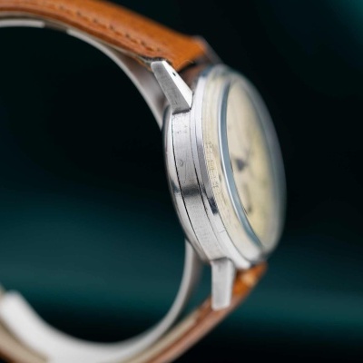 Relógio de pulso com caixa metálica e bracelete em pele castanha