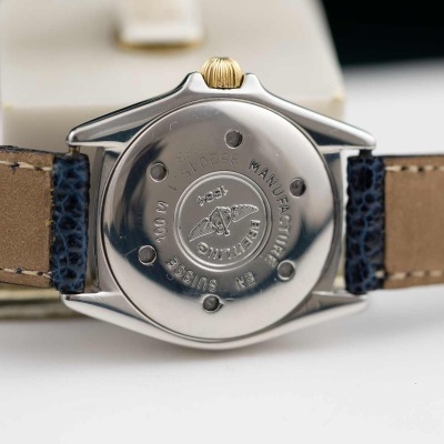 Relógio de pulso com caixa metálica e bracelete de pele castanha