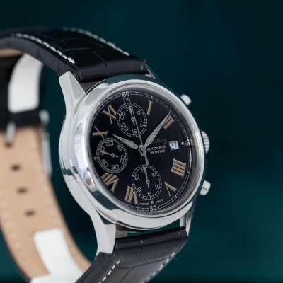 Relógio automático com mostrador preto e bracelete preta