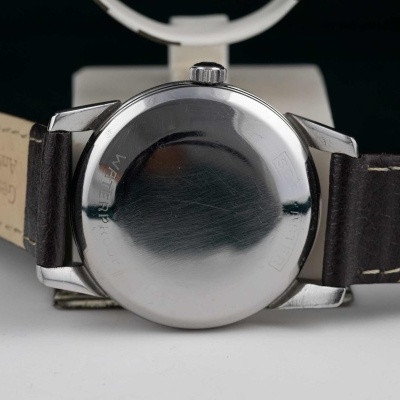 Relógio de pulso com caixa de aço inoxidável e bracelete de couro preto