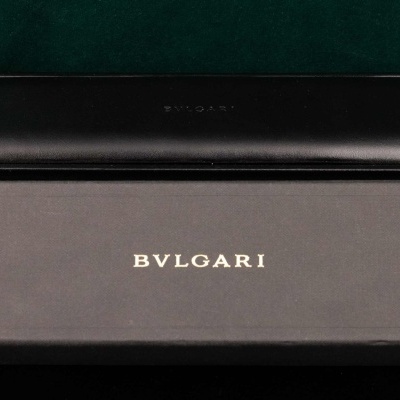 Caixa preta BVLGARI com logotipo dourado