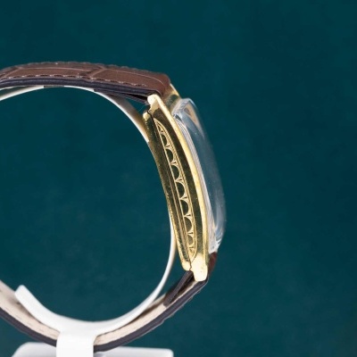 Relógio com bracelete de couro castanho e caixa dourada