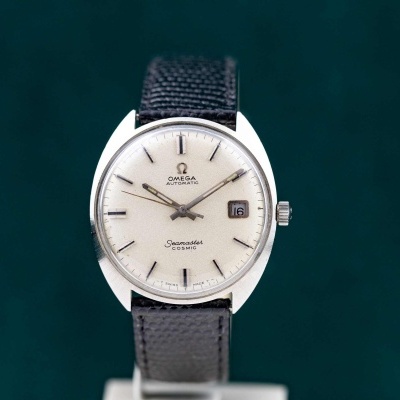 Relógio Omega Seamaster Cosmic automático com bracelete preta em pele.