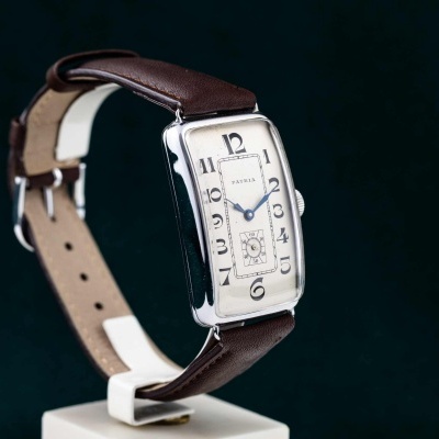 Relógio de pulso retangular com bracelete de couro castanho