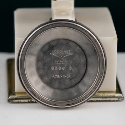 Parte interior da tampa de um relógio Longines em aço inoxidável com inscrições