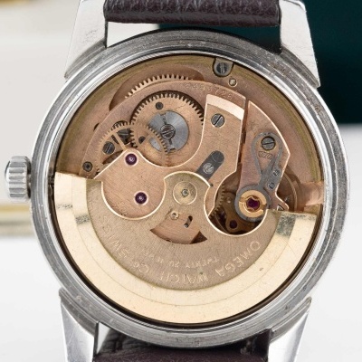Relógio mecânico com engrenagens visíveis e pulseira de couro castanho