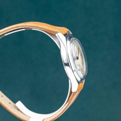 Relógio de pulso com bracelete de couro castanho e caixa metálica prateada