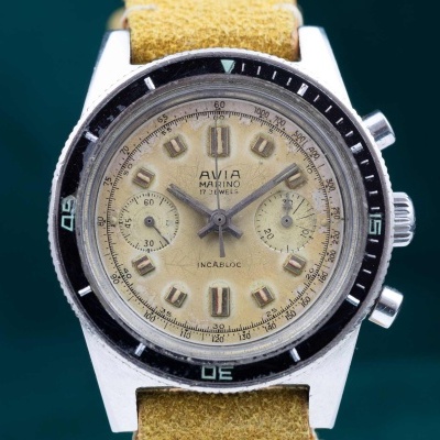 Relógio de pulso AVIA CHRONO com caixa metálica e pulseira amarela