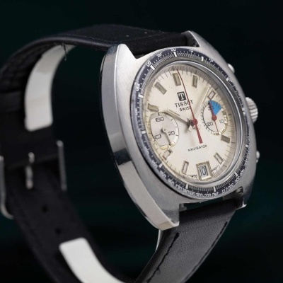 Relógio de pulso Tissot prata com pulseira preta em fundo escuro