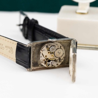 Relógio de pulso com mecanismo interno e bracelete de couro preto