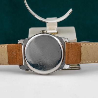 Relógio de pulso com verso metálico e bracelete de couro castanho claro