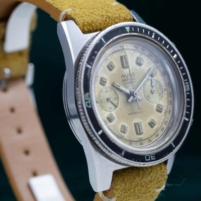 Relógio de pulso com mostrador bege, caixa metálica e bracelete de camurça amarela