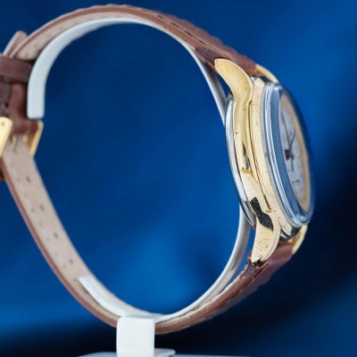 Relógio de pulso com bracelete castanha e caixa dourada