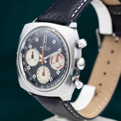 Relógio de pulso Breitling Geneve com mostrador preto e bracelete em couro preto