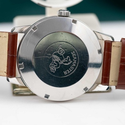 Relógio metálico prateado com pulseira castanha em pele