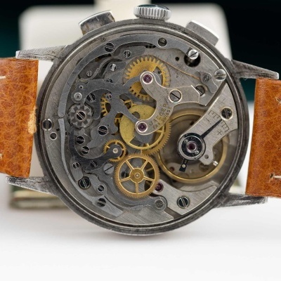 Relógio com mostrador transparente e bracelete de couro castanho claro