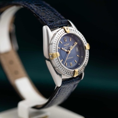 Relógio de pulso feminino com caixa prata e mostrador azul