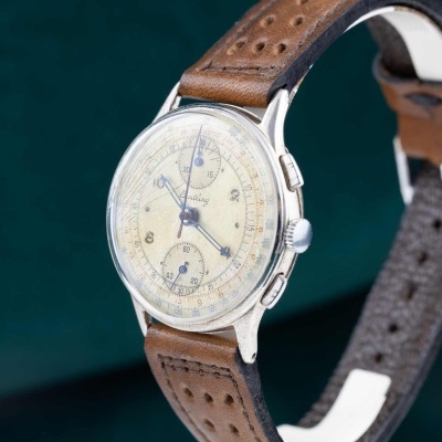 Relógio de pulso com mostrador creme e bracelete de couro castanho