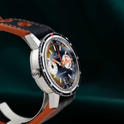 Relógio de pulso com caixa prateada, mostrador preto e bracelete de pele preta e castanha