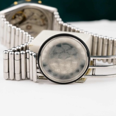 Relógio Breitling em metal prateado com bracelete cilíndrica e mostrador aberto