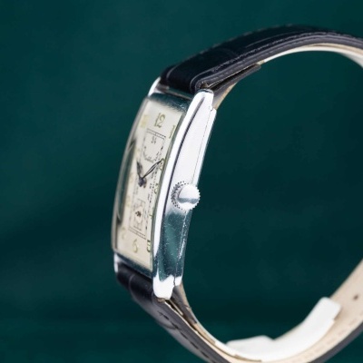 Relógio de pulso vintage com bracelete de couro castanha e caixa metálica retangular