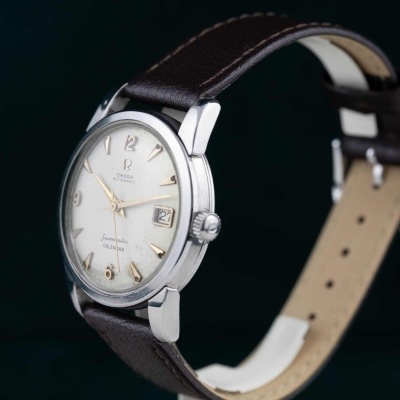 Relógio Omega com caixa metálica prateada e bracelete de couro castanha