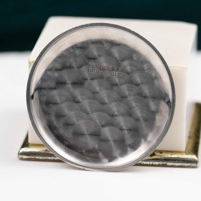 Lente redonda transparente com padrão ondulado