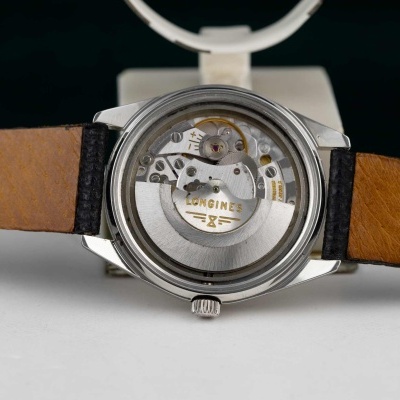 Relógio de pulso Longines com fundo transparente e bracelete em pele castanha e preta